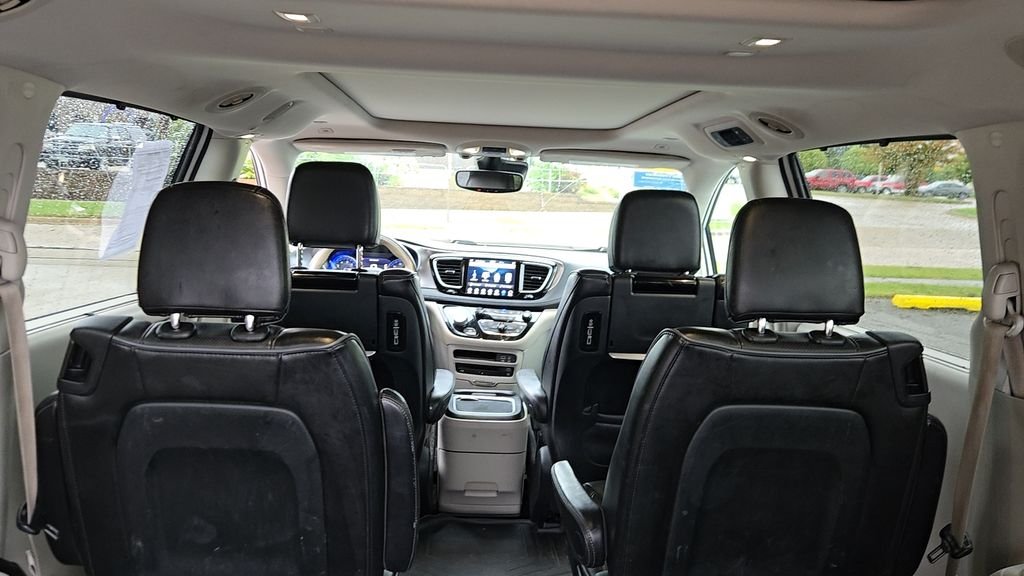 Used 2018 White Chrysler Limited image 26