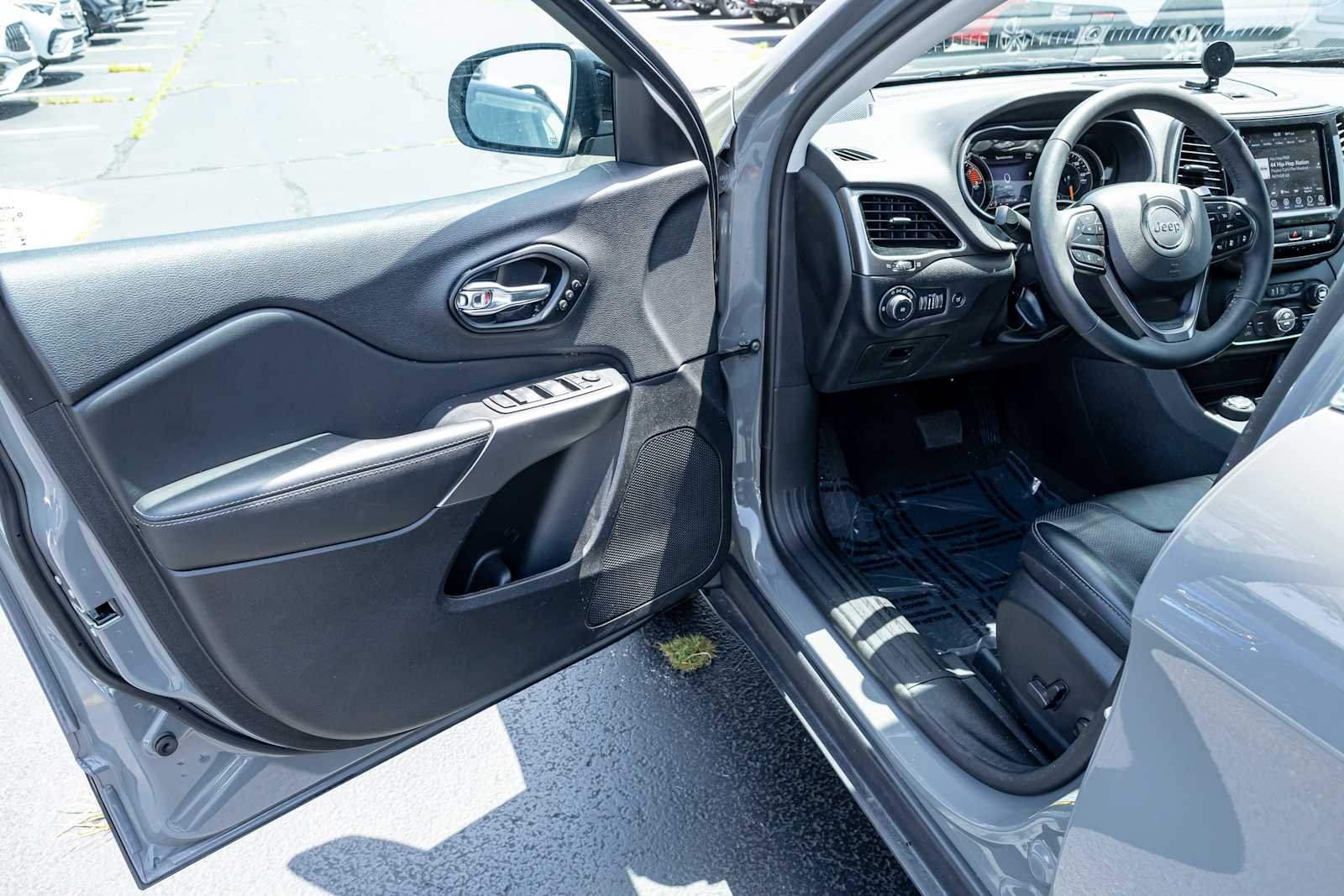 Used 2022 Sting-Gray Clearcoat Jeep Limited image 12