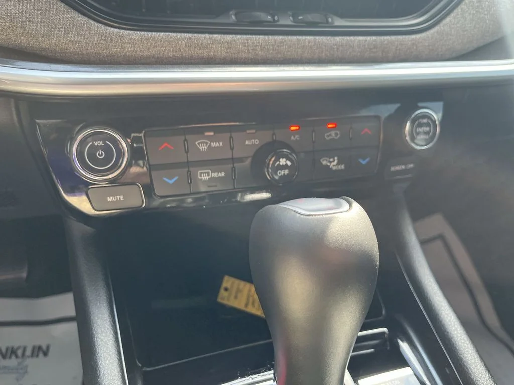 Used 2024 Blue Jeep Latitude image 18