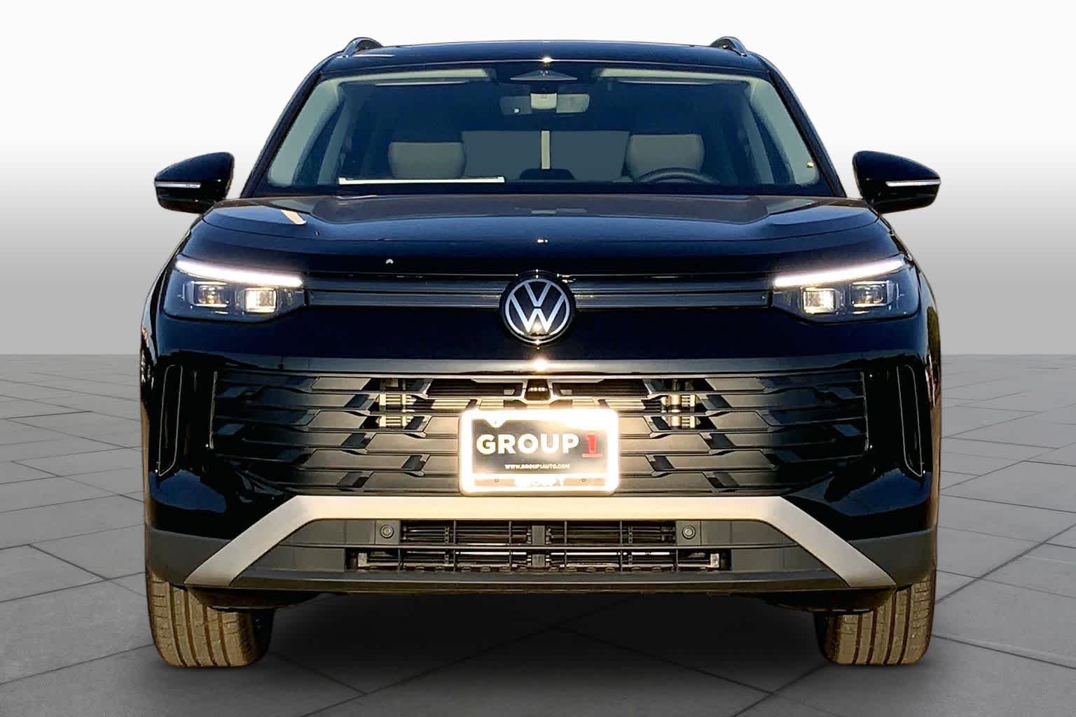 New 2026 Deep Black Pear Volkswagen SE image 3