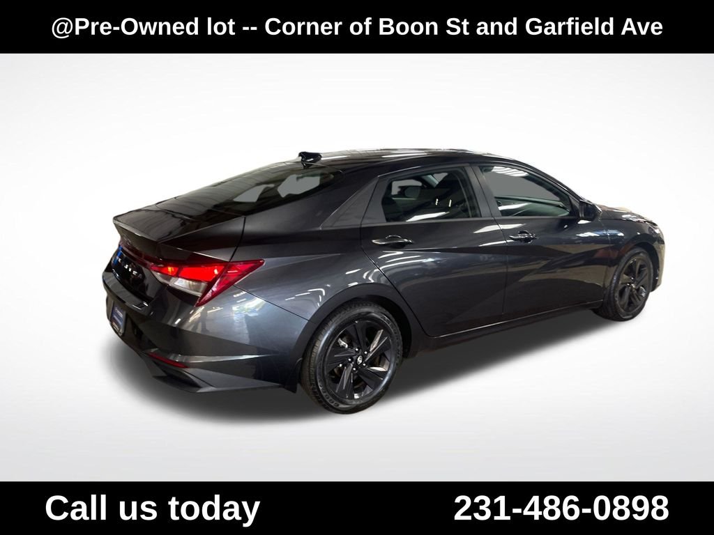 Used 2022 Gray Hyundai SEL image 5
