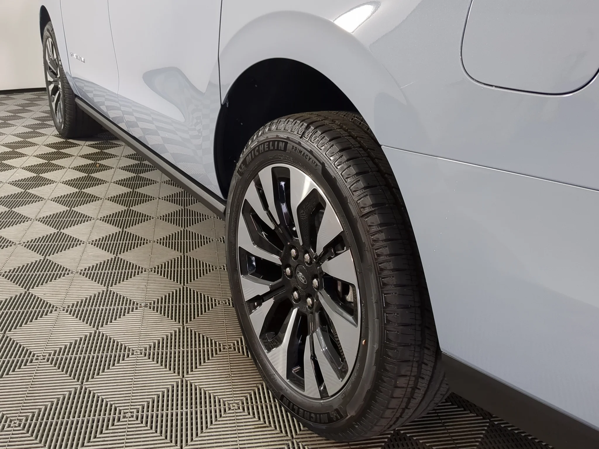 New 2027 Glacier Gray Metallic Tri-Coat Ford MAX Platinum image 5