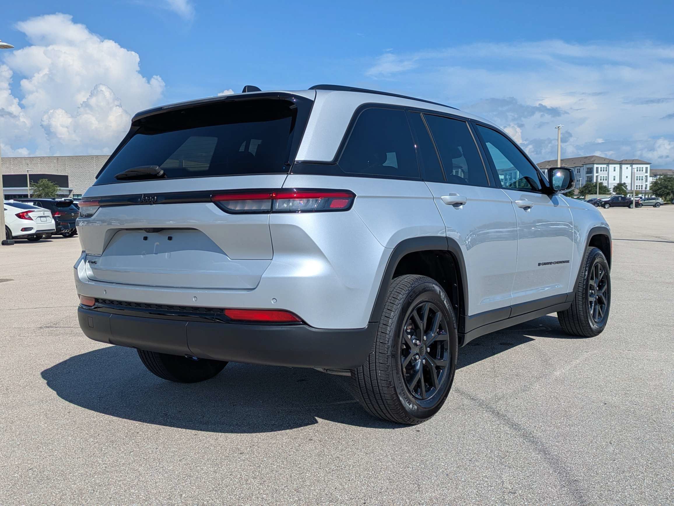 Used 2025 Silver Zynith Jeep Altitude image 5