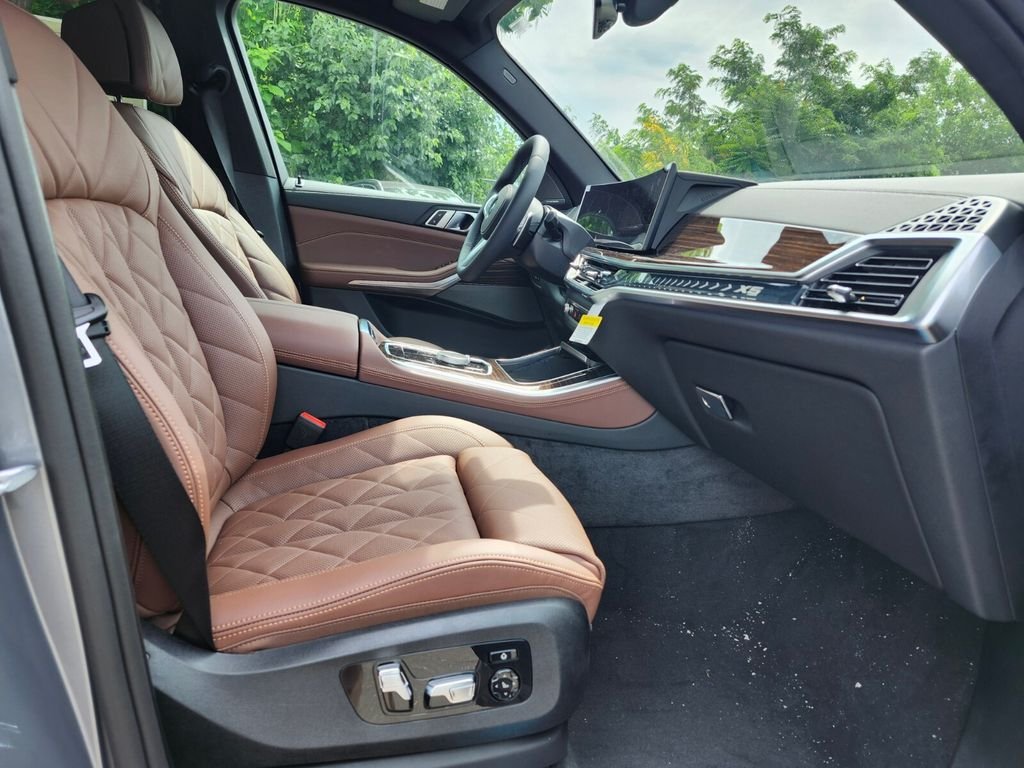 New 2026 Gray BMW xDrive40i image 10