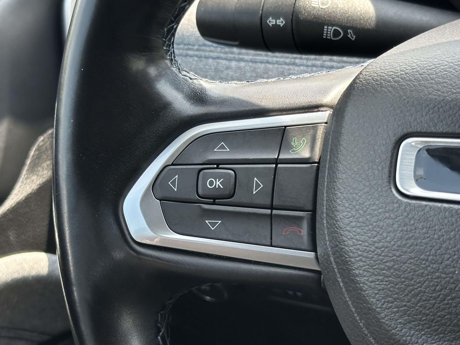 Used 2022 Silver Jeep Latitude image 30