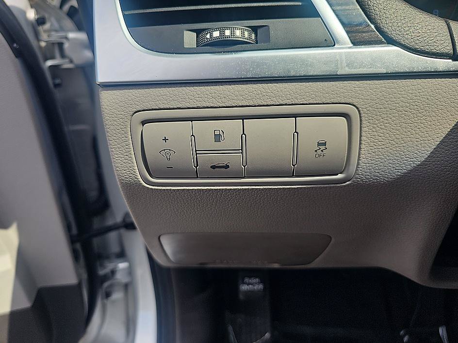 Used 2015 Santiago Silver Hyundai 3.8L image 13