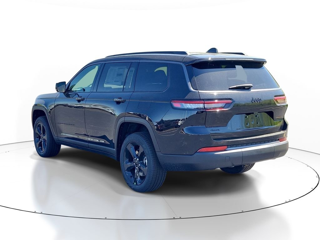 New 2026 Diamond Black Crystal Pearlcoat Jeep Limited image 3