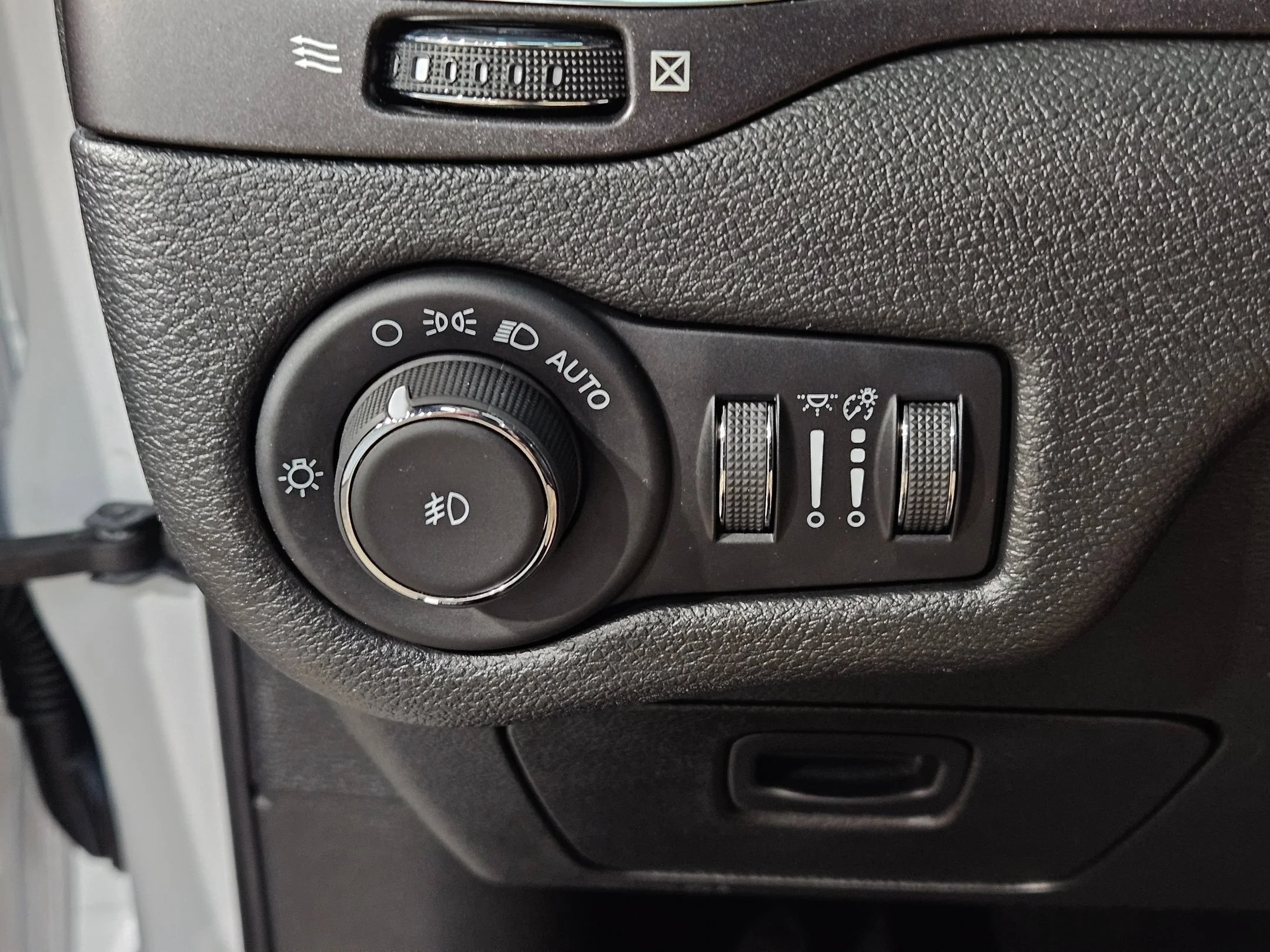 Used 2021 Bright White Clearcoat Jeep Trailhawk image 26