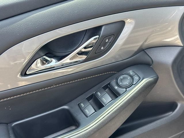 Used 2021 SILVER ICE METALLIC Chevrolet RS image 17