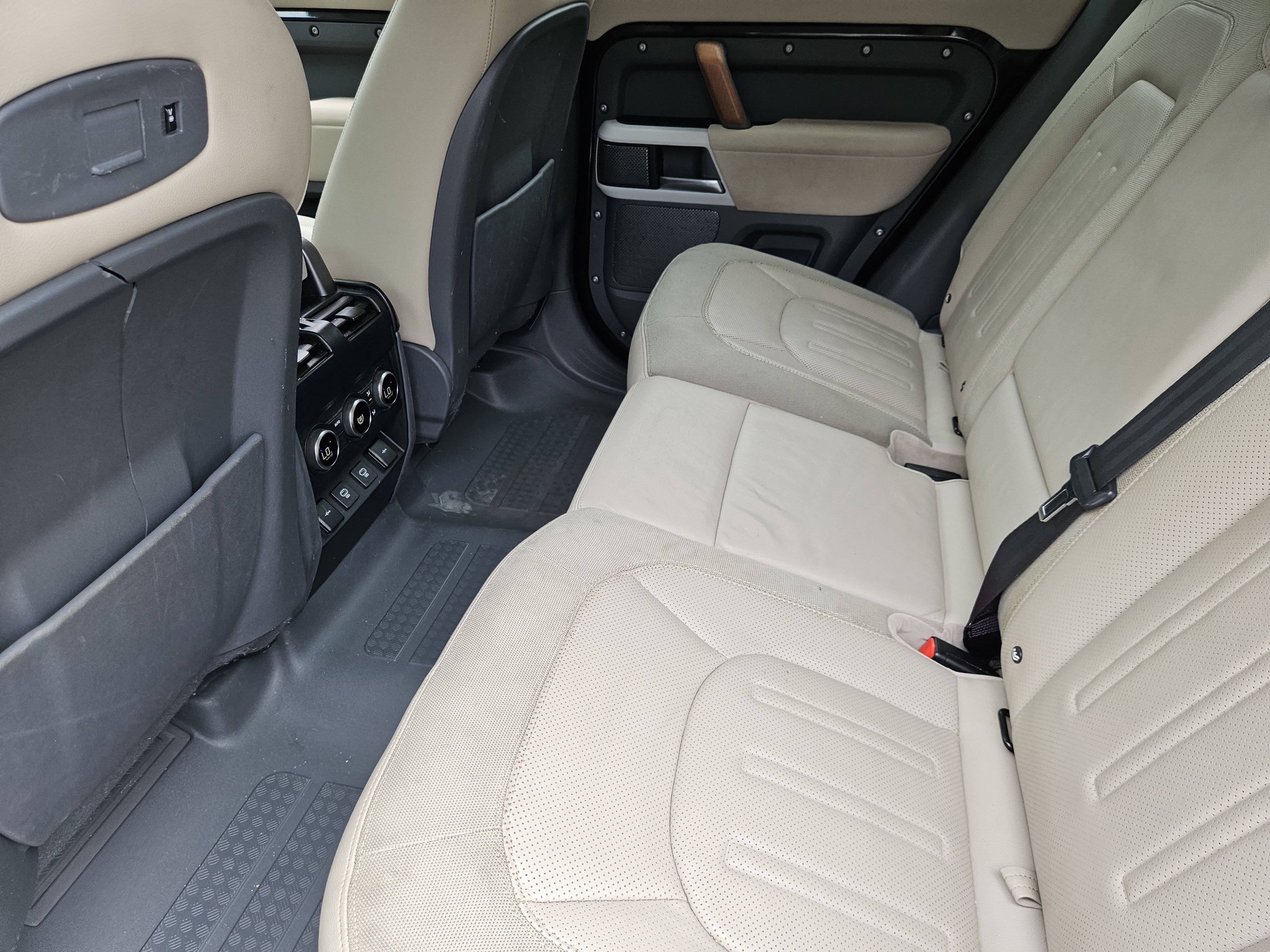 Used 2021  Land Rover 110 SE image 30
