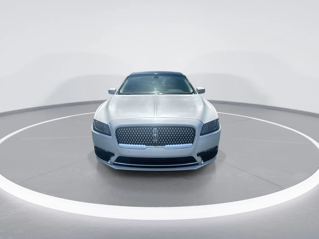 Used 2017 White Lincoln Select image 3