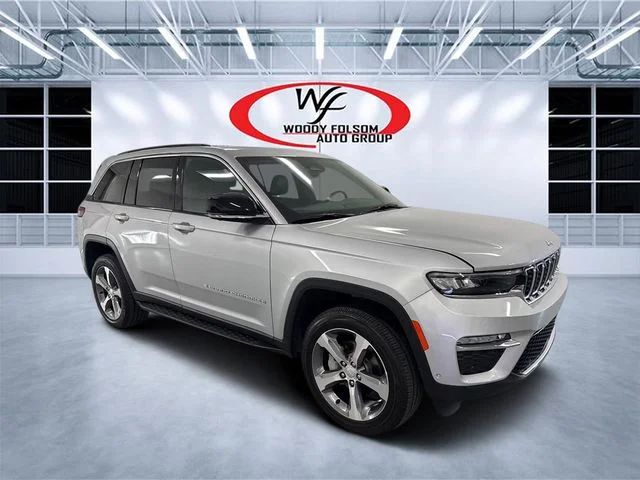 Used 2025 Silver Jeep Limited image 3