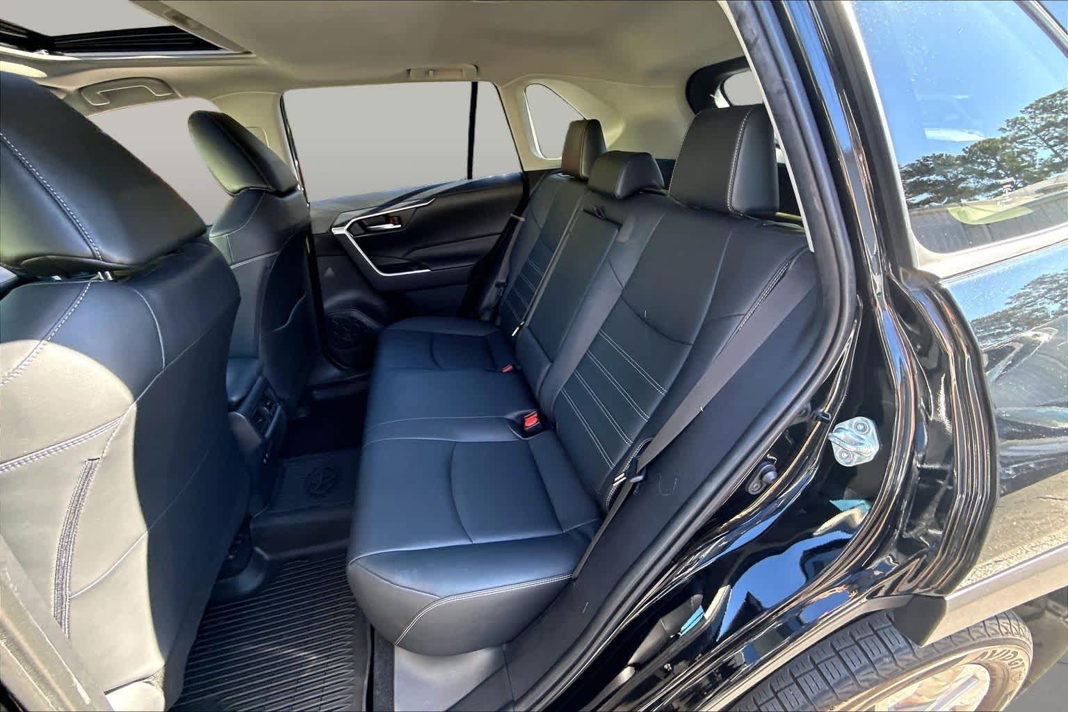 Used 2019 Midnight Black Metallic Toyota XLE Premium image 21
