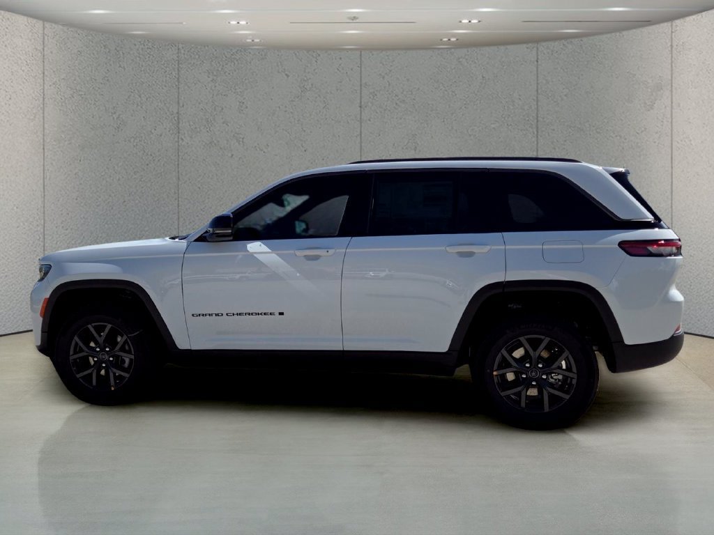 New 2027 Bright White Clear-Coat Paint Jeep Laredo Altitude image 9