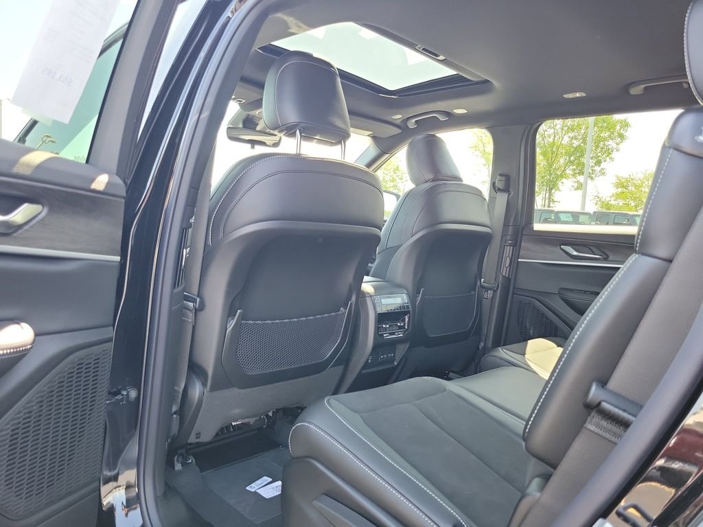 New 2026 Diamond Black Crystal Pearl-Coat Exterior Paint Jeep Laredo image 11