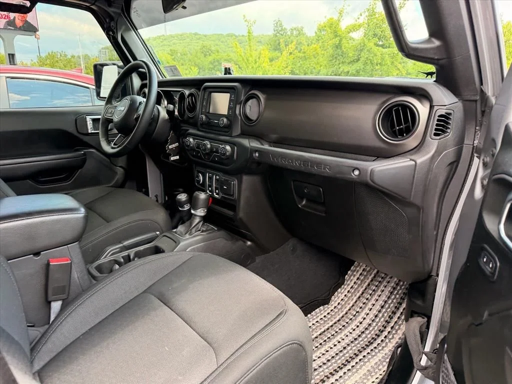 Used 2019 Silver Jeep Sport S image 22