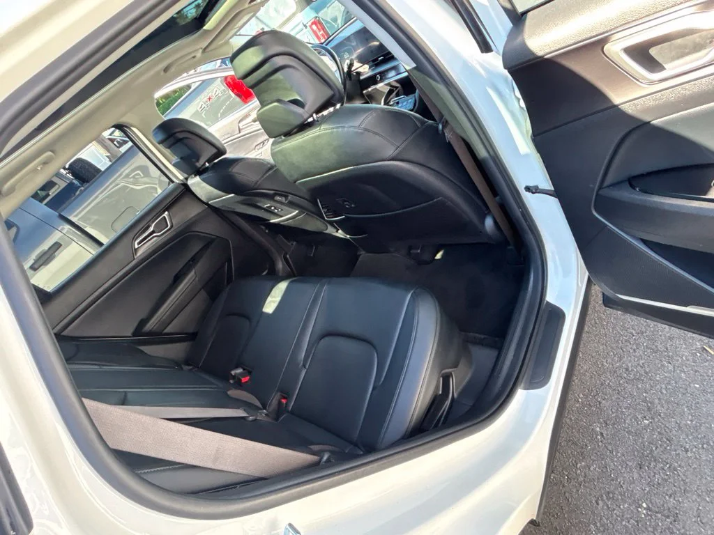 Used 2023 White Kia EX image 26