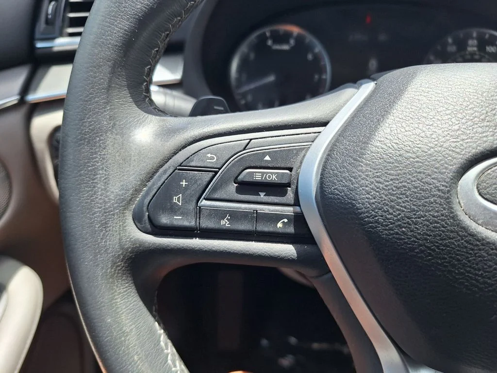 Used 2023 White INFINITI LUXE image 19