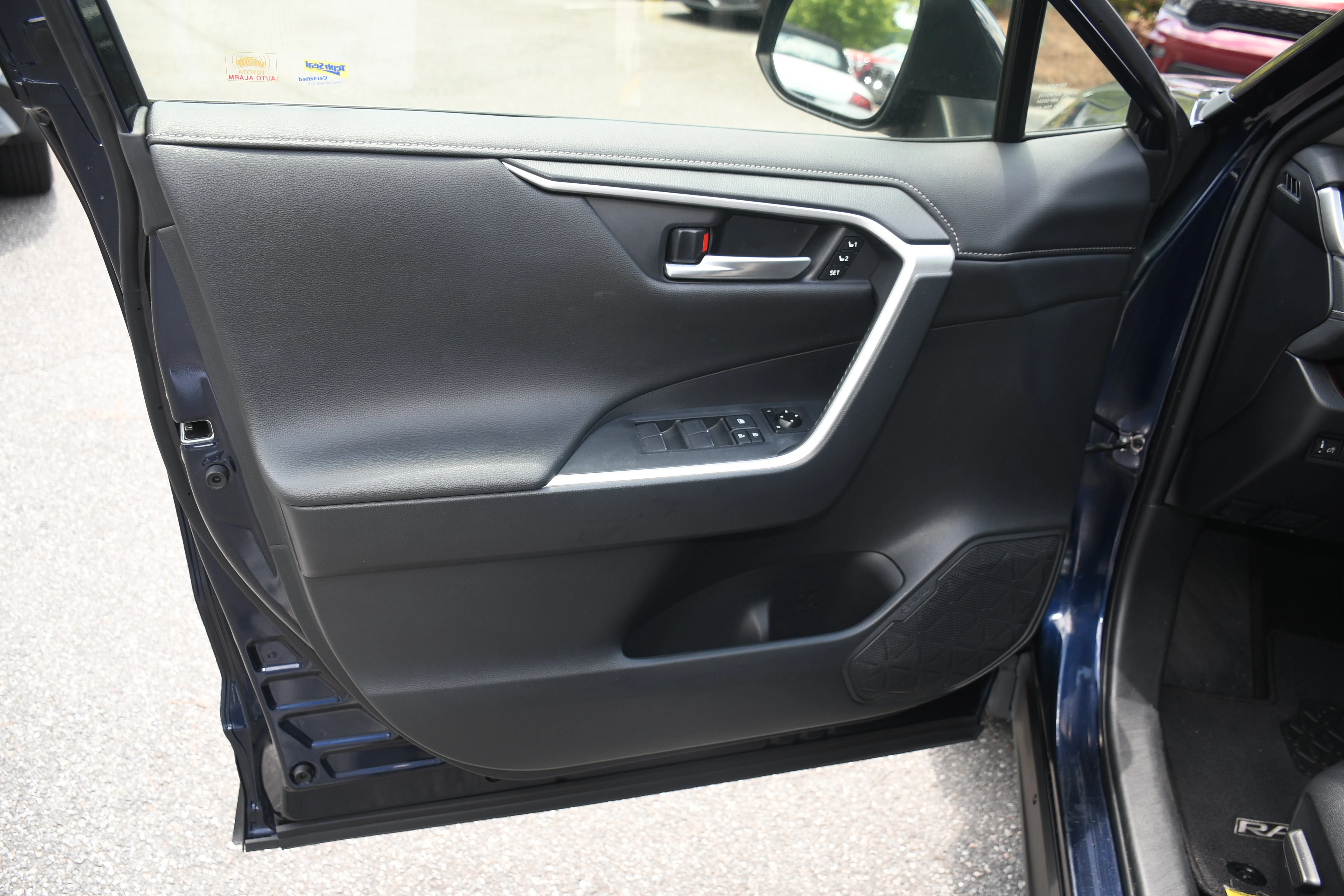 Used 2019  Toyota Limited image 10