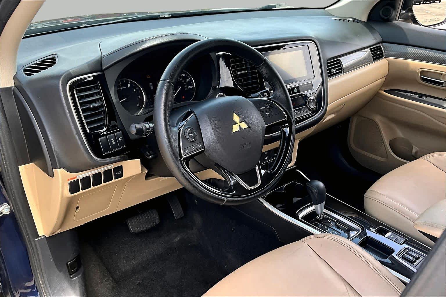 Used 2019 Cosmic Blue Metallic Mitsubishi SEL image 18