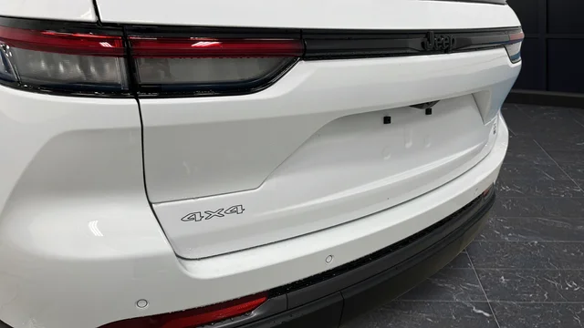 New 2026 Bright White Clear-Coat Exterior Paint Jeep Limited image 39