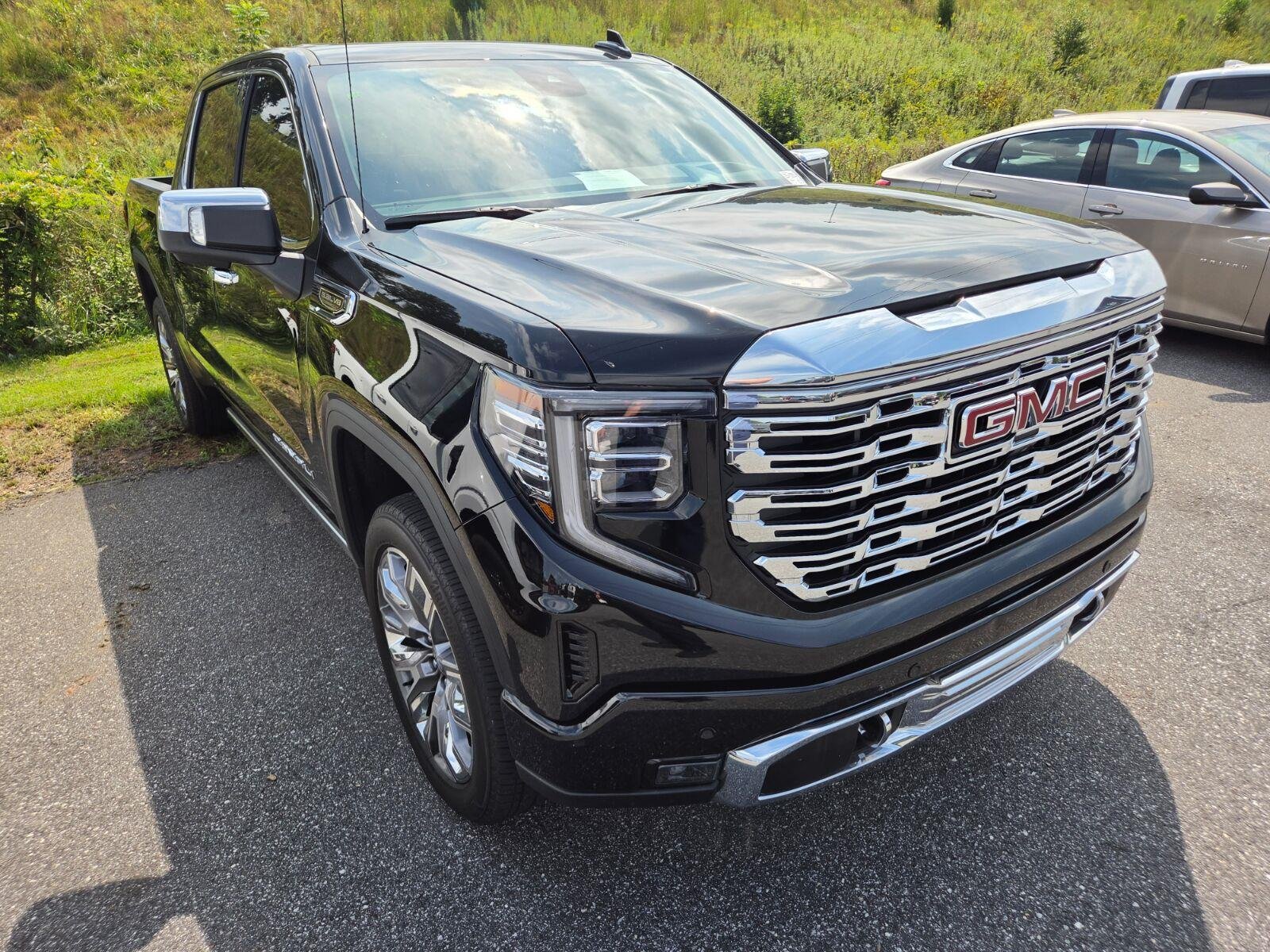 Used 2025 Onyx Black GMC Denali image 3
