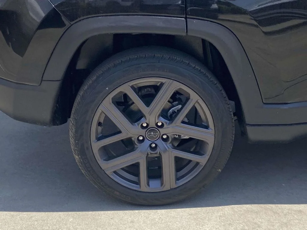 New 2026 Diamond Black Crystal Pearl-Coat Exterior Paint Jeep Latitude Altitude image 8