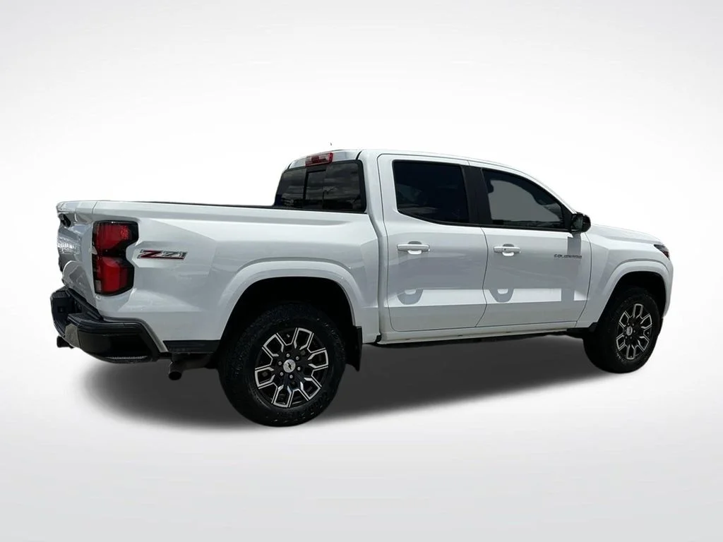 Used 2023 White Chevrolet Z71 image 13