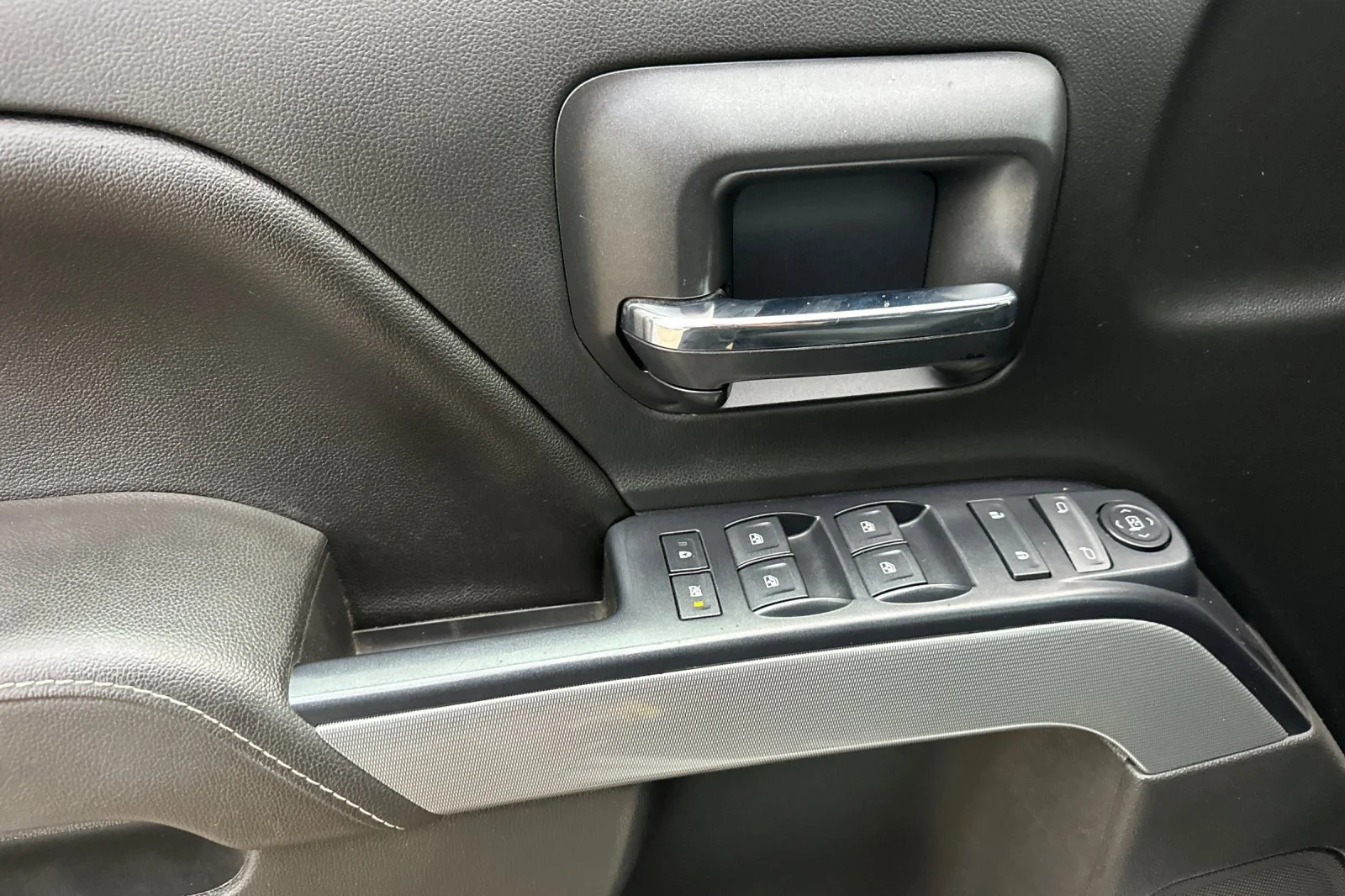 Used 2017 IRIDESCENT PEARL TRICOAT Chevrolet LT image 11
