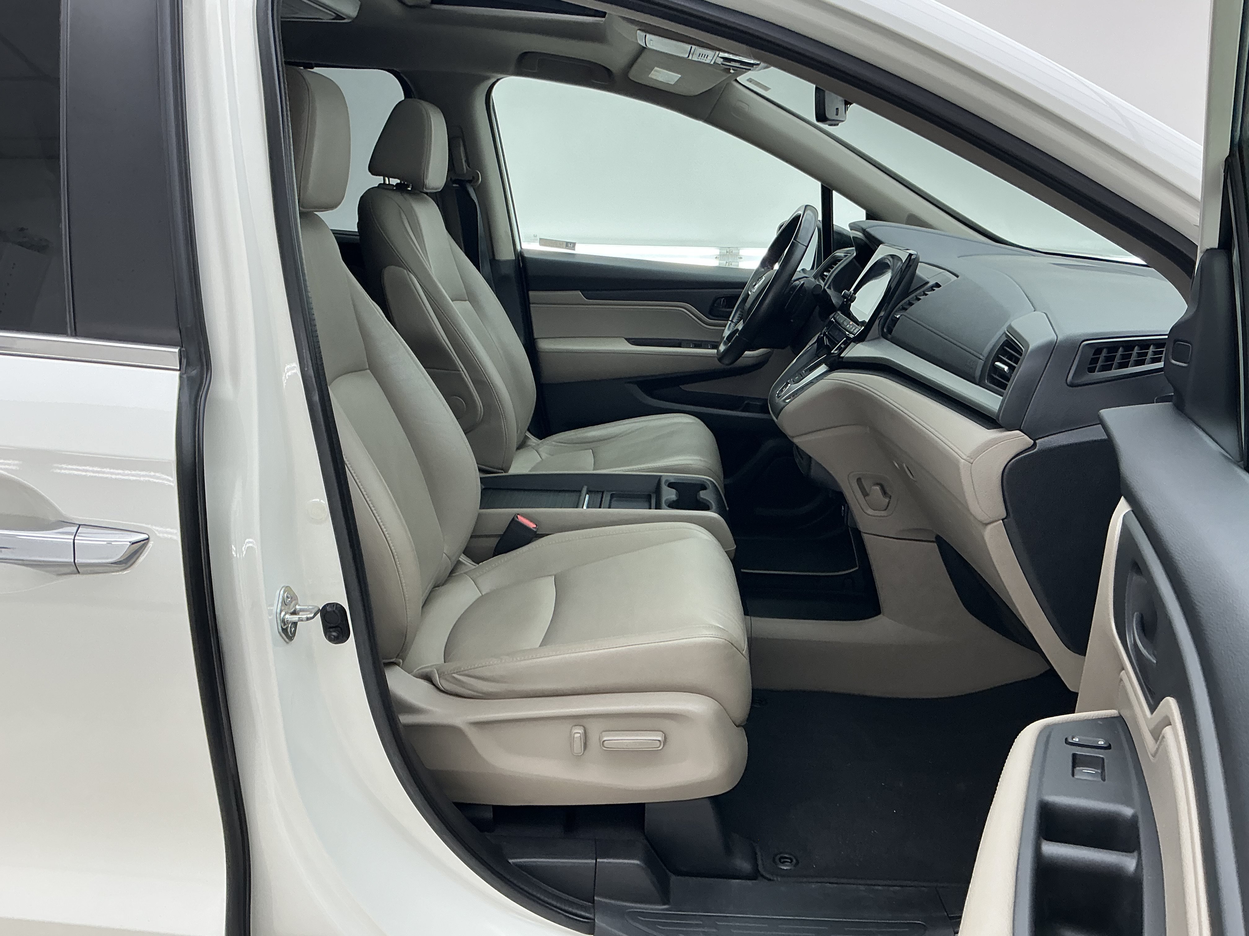 Used 2018 White Diamond Pearl Honda EX-L image 26