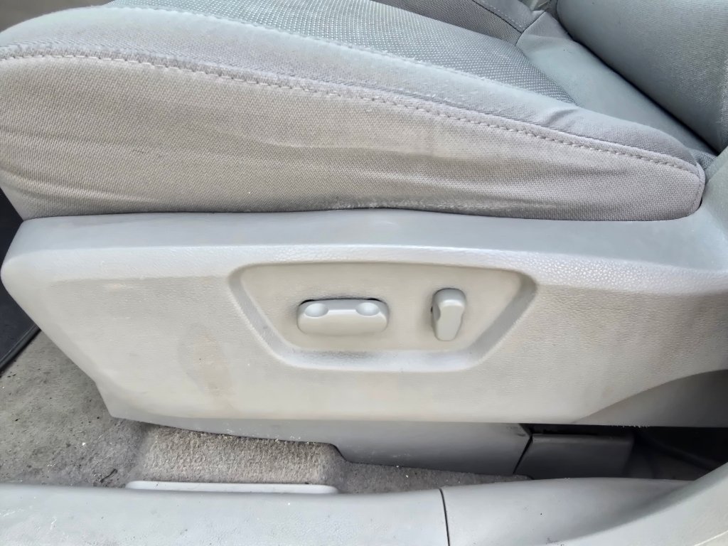 Used 2008 Polar White Saturn XR image 16