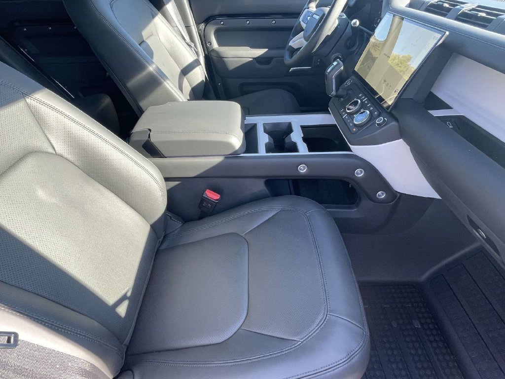 New 2026 Santorini Black Metallic Land Rover X-Dynamic SE image 14