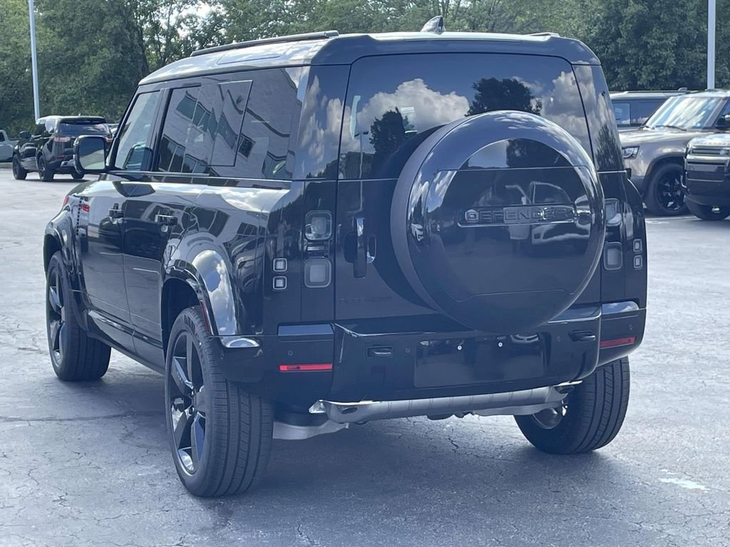 New 2026 Santorini Black Land Rover X-Dynamic SE image 9