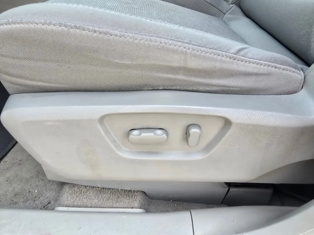 Used 2008 Polar White Saturn XR image 17