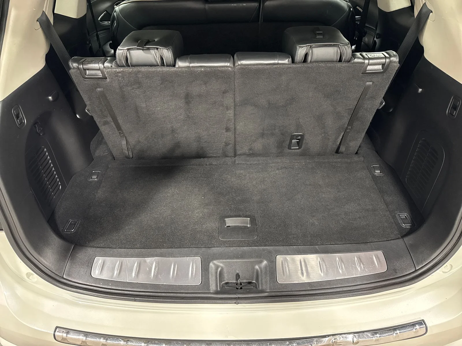 Used 2019 White INFINITI LUXE image 30