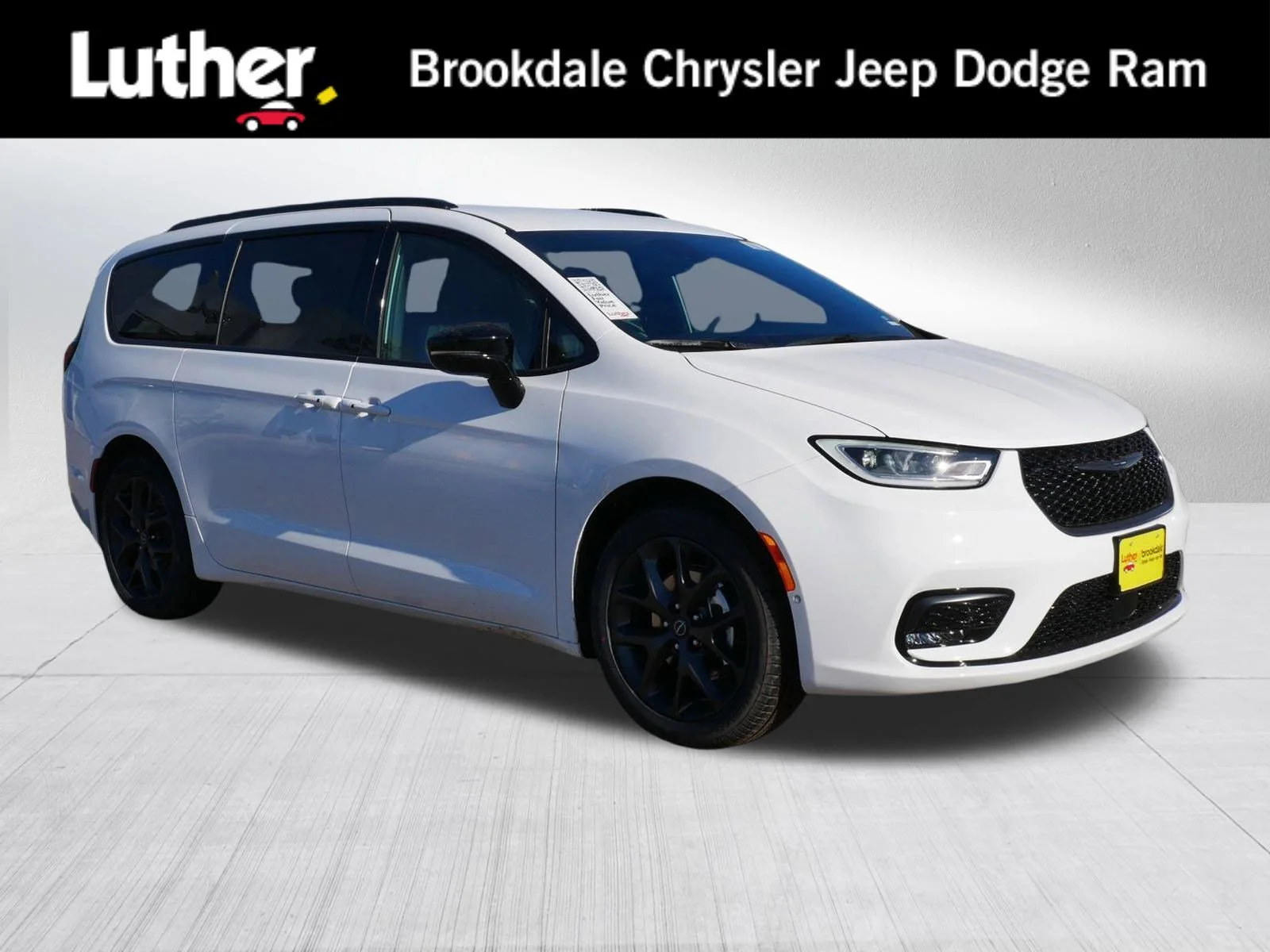 2026 Chrysler Pacifica Select's photo