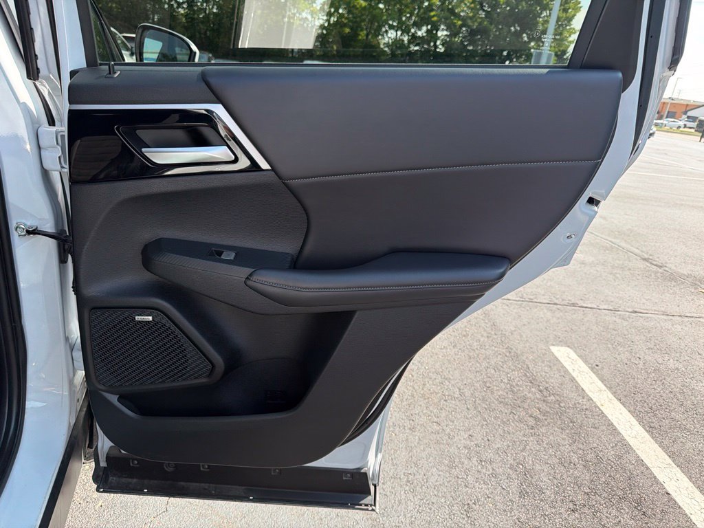 Used 2025  Mitsubishi SE image 23