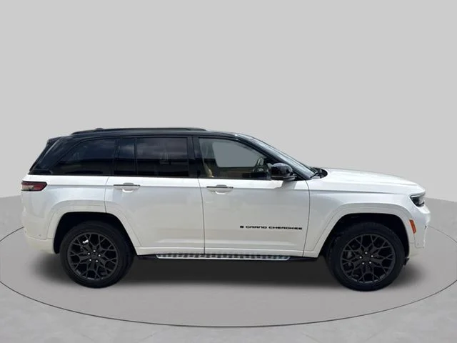 Used 2024 White Jeep Summit Reserve image 9