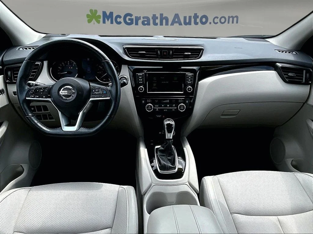 Used 2022 White Nissan SL image 9