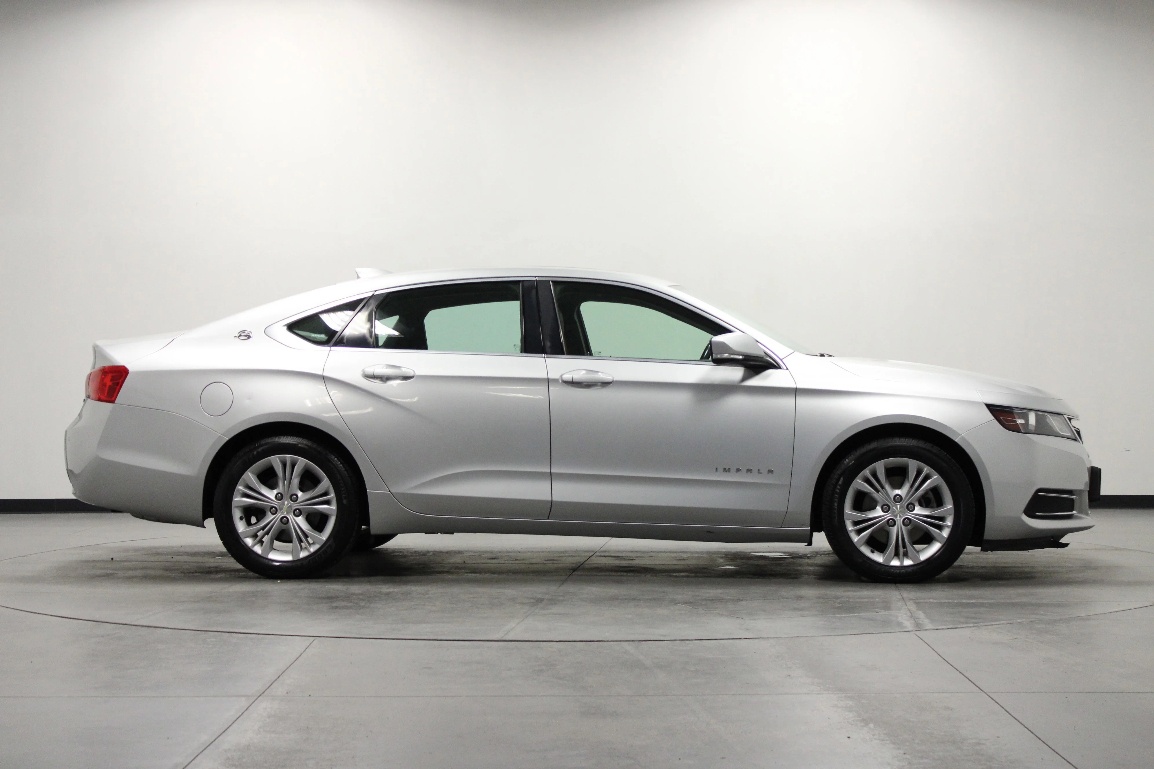 Used 2015 SILVER ICE METALLIC Chevrolet LT image 3