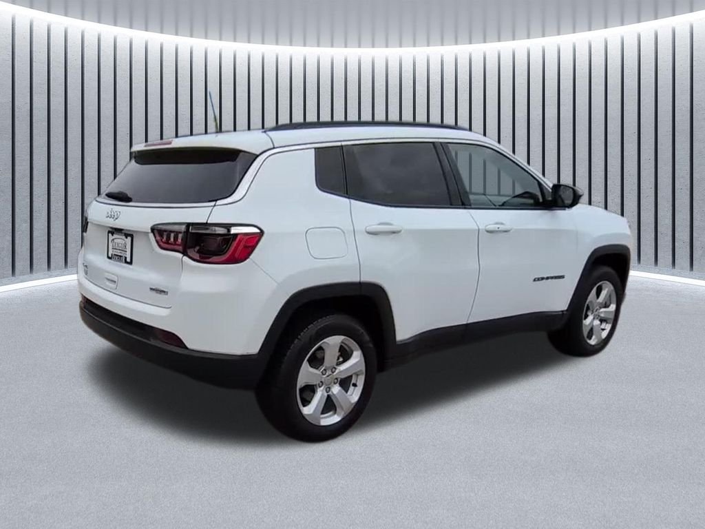 Used 2022 White Jeep Latitude image 10