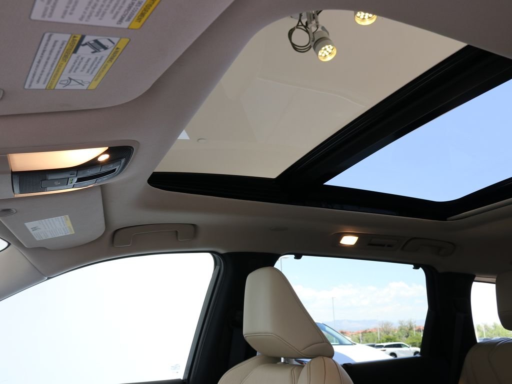 Certified Used 2025 White INFINITI LUXE image 22