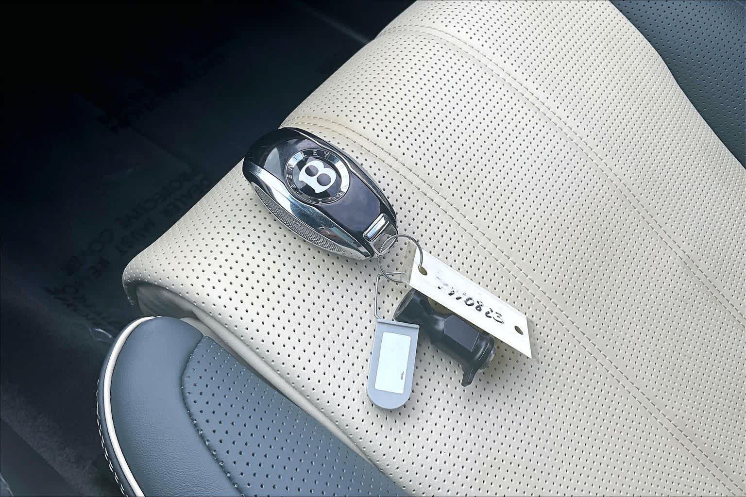 Used 2022 Black Sapphire Metallic Bentley V8 image 14