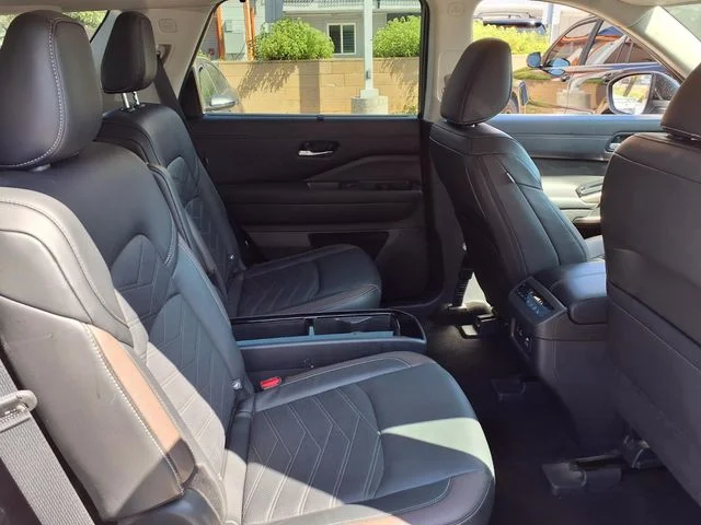 Used 2025 Gray Nissan Platinum image 27