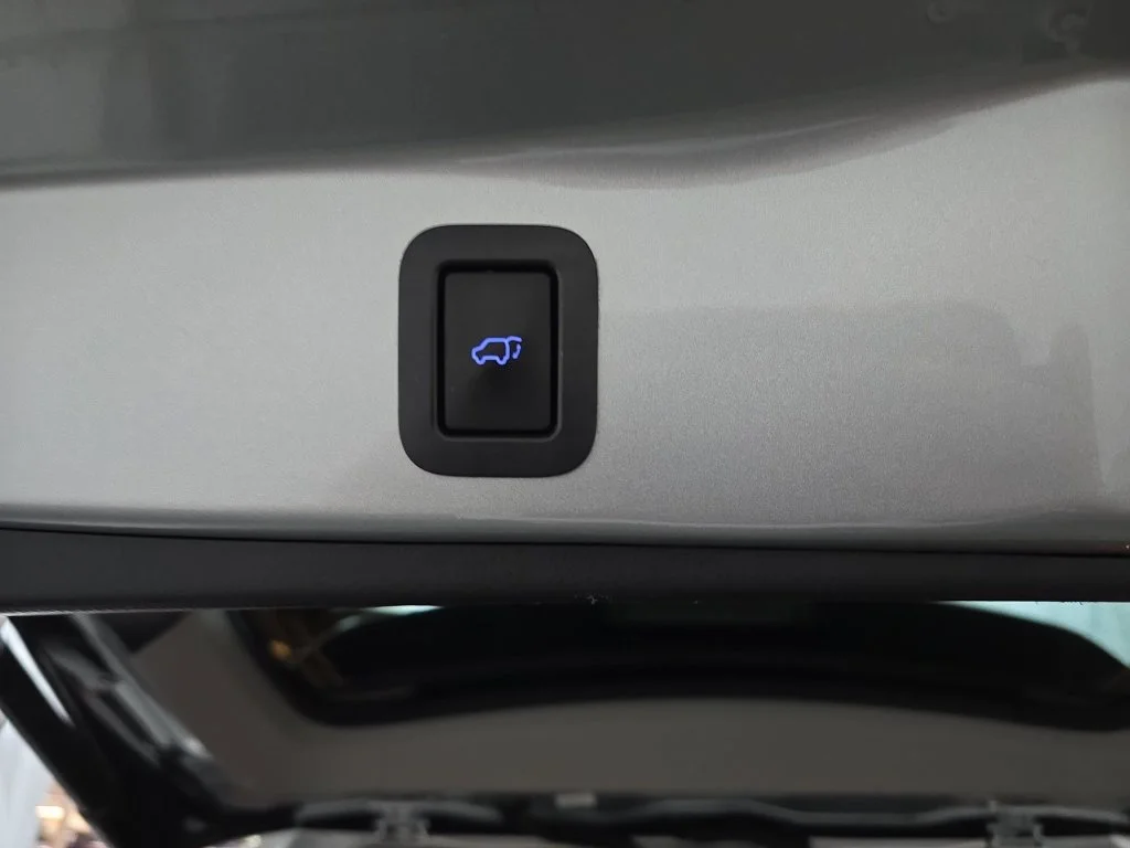 Used 2017 Silver Toyota SE image 16