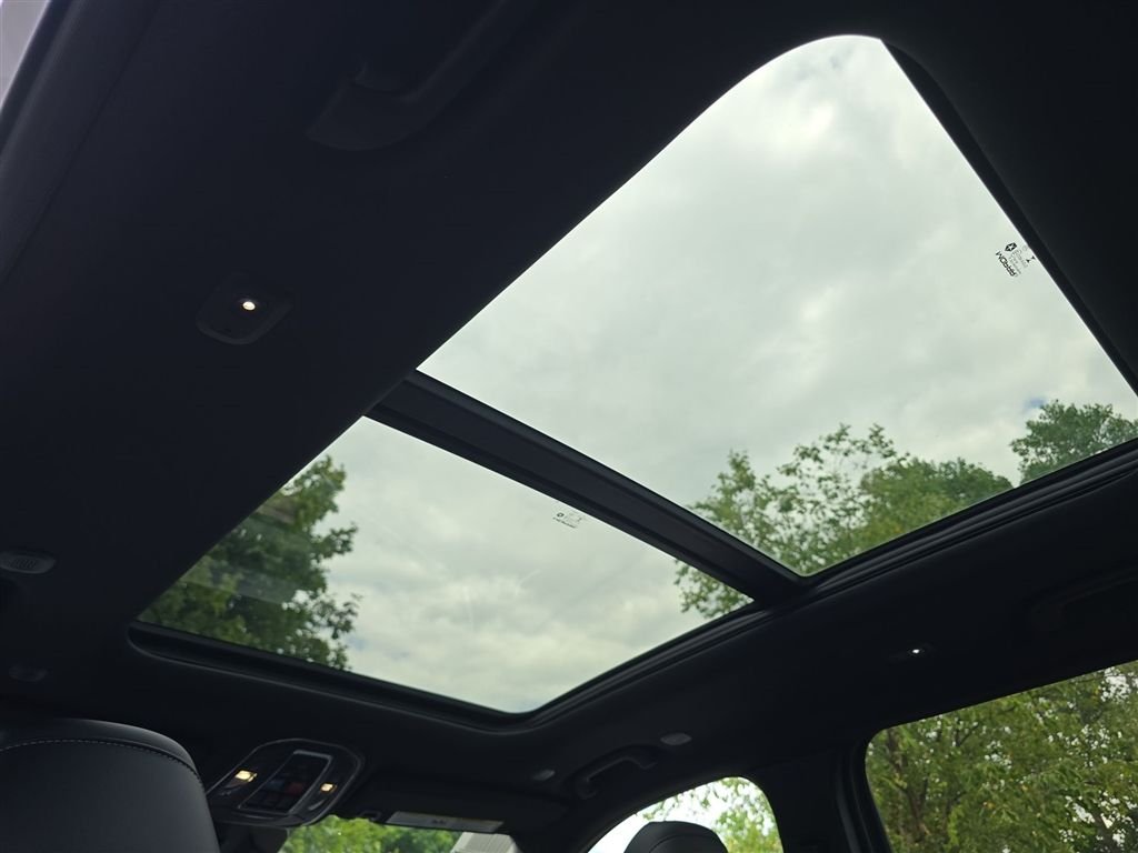 New 2026 Bright White Clear-Coat Exterior Paint Jeep Limited image 12