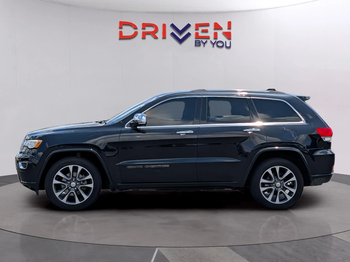 Used 2017 Diamond Black Crystal Pearlcoat Jeep Overland image 2