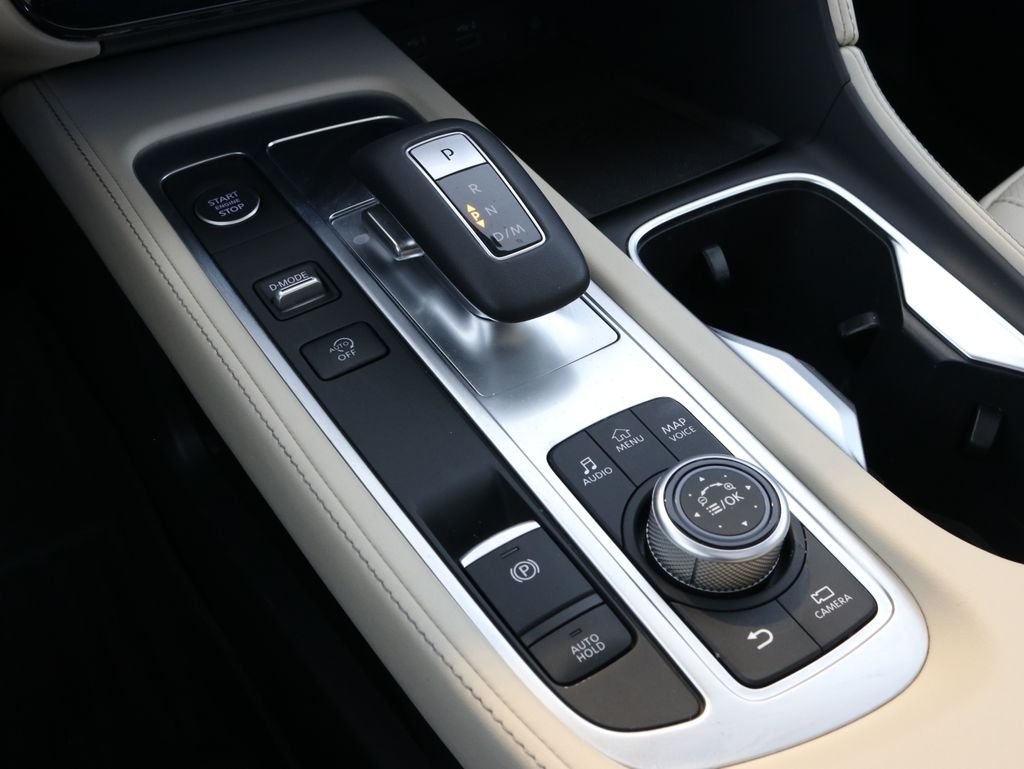 Certified Used 2025 White INFINITI LUXE image 18