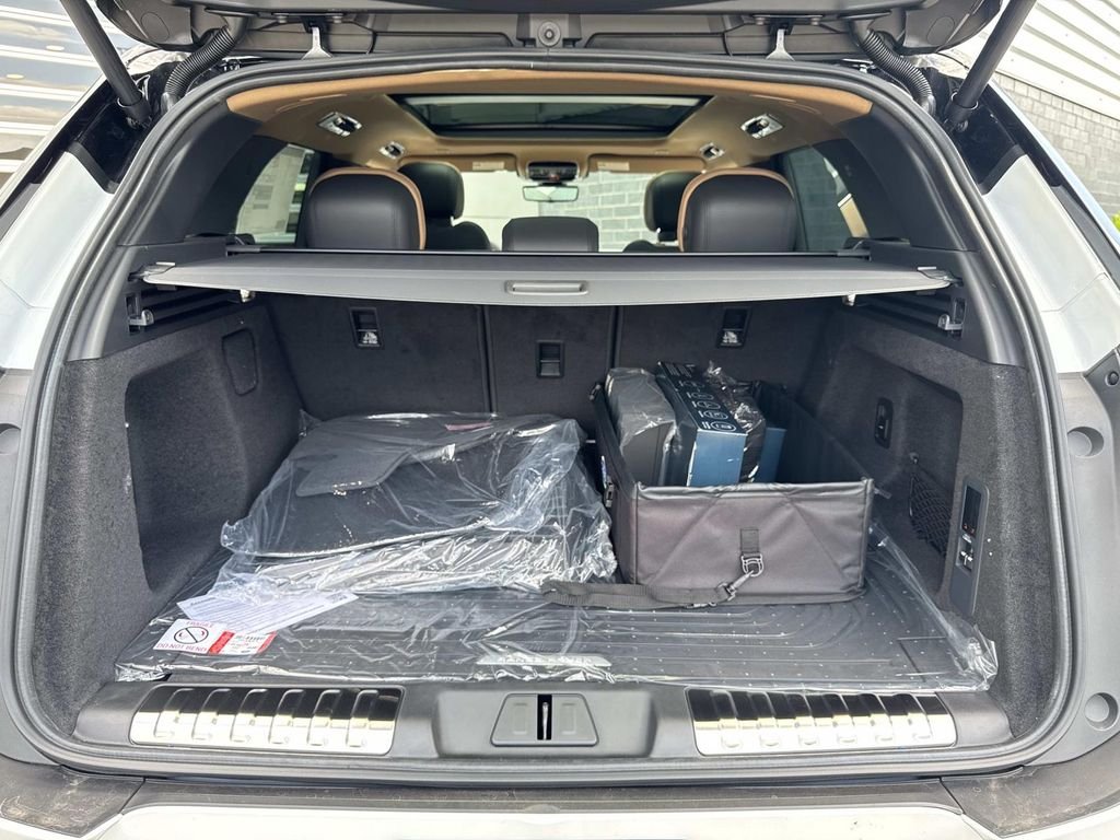 New 2026 Fuji White Land Rover Dynamic SE image 6