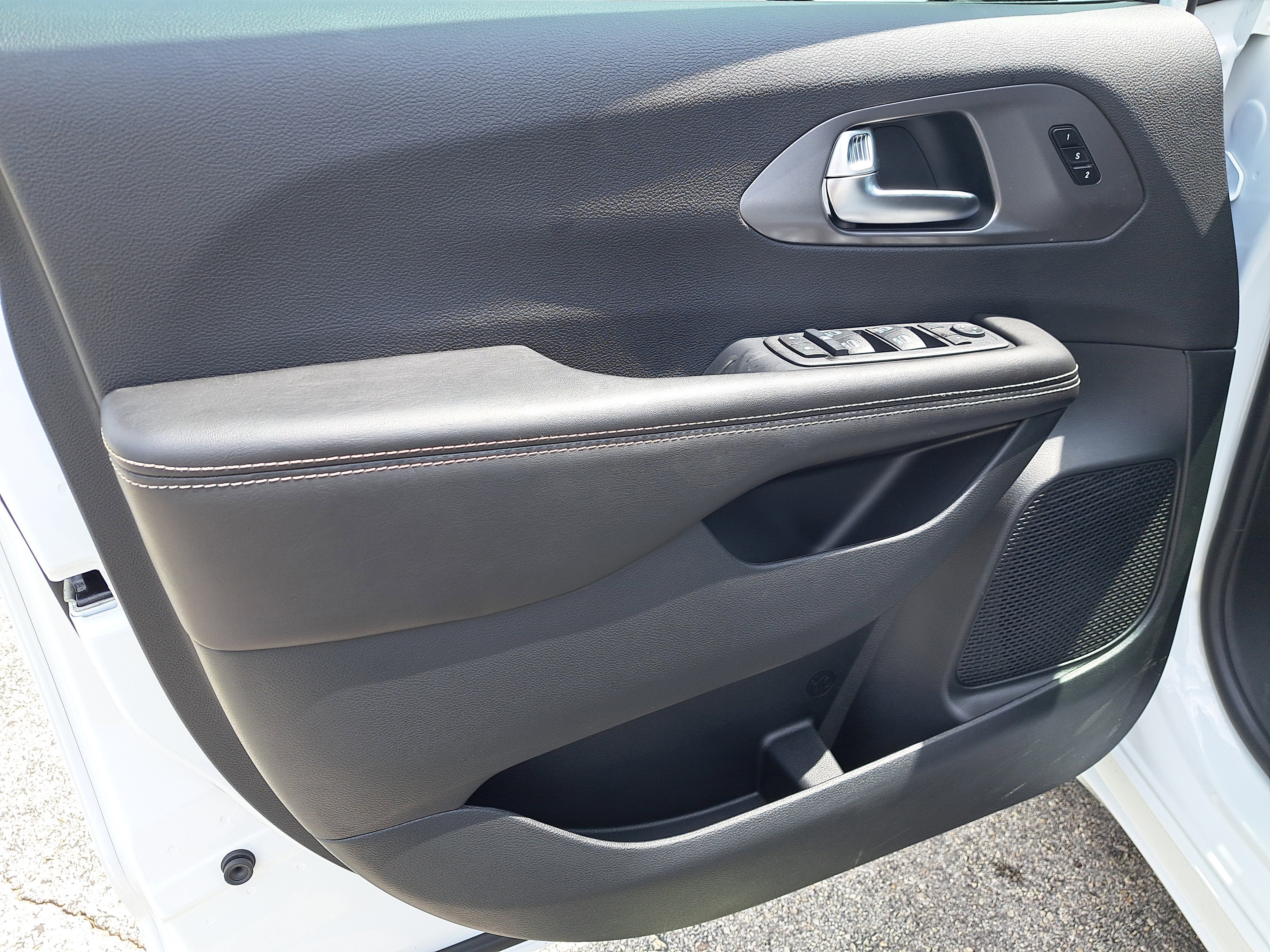New 2026 Bright White Clear-Coat Exterior Paint Chrysler Select image 12